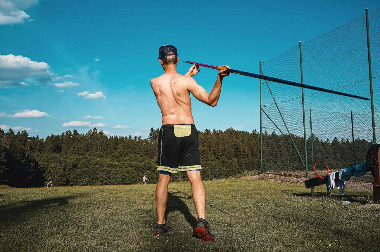 muž házející oštěpem