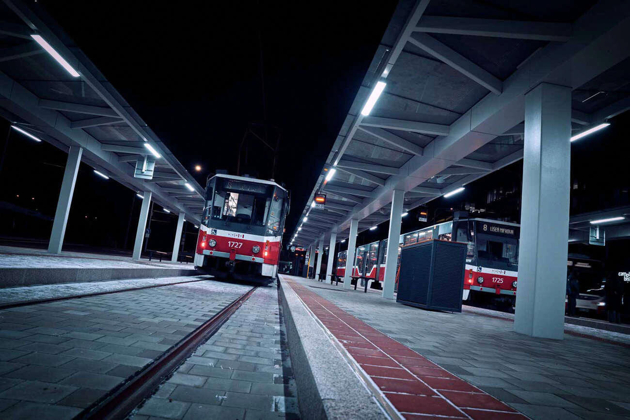 tramvaj na nové zastávce