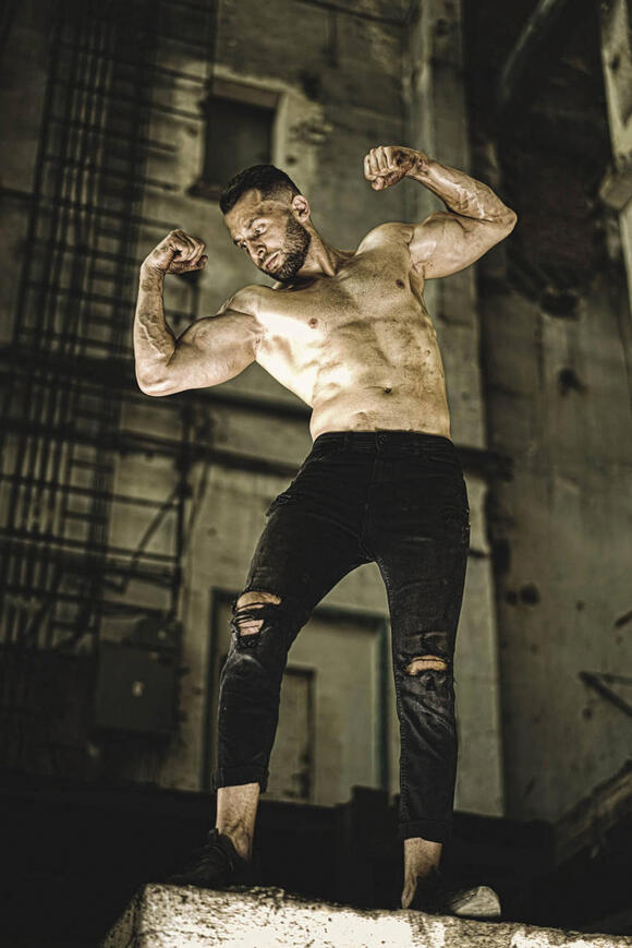 svalnatý muž v industriální budově