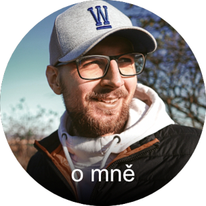 usmívající se Jan Uher v čepici a bundě